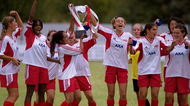 Parminder K. Nagra and Kiera Knightly carry the trophy in 'Bend It like Beckham'